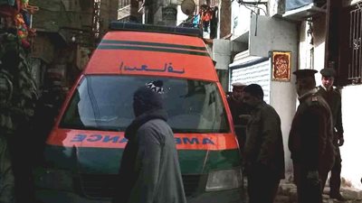 لأول مرة منذ سنوات.. دخول سيارة إسعاف منطقة القيسارية بسوهاج لنقل مريضة (صور)