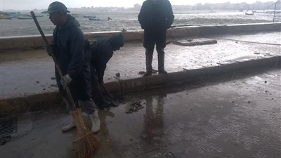 ارتفاع موج البحر يغرق طريق كورنيش الإسكندرية (صور)