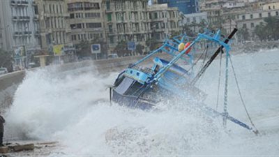 شلل تام في الإسكندرية بسبب الطقس.. انهيار عقارات ورياح بسرعة 40 عقدة وأمواج بارتفاع 5 متر