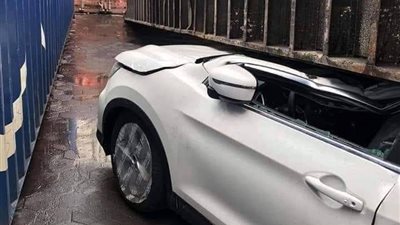 سقوط حاويات على سيارات جمركية بميناء الإسكندرية والسويس بسبب العاصفة الترابية (صور)