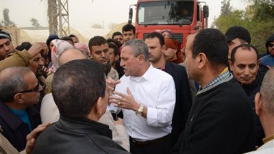 محافظ الإسماعيلية يتابع ميدانيًا السيطرة على حريق القصاصين (صور)