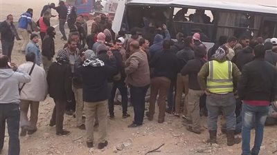 عاجل.. إصابة 20 عامل في حادث انقلاب اتوبيس بطريق السخنة - السويس (صور)