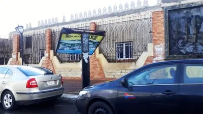 سقوط أعمدة للإعلانات ونخلة بجوار ميناء الصيد في بورسعيد (صور)