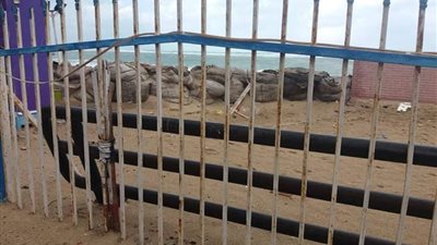 وضع مصدات لحماية شواطئ الإسكندرية بعد ارتفاع الأمواج لـ 6 أمتار (صور)