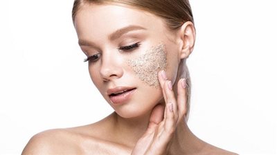 مقشر طبيعي يمنحِك بشرة شبابية وناعمة كالحرير (فيديو)