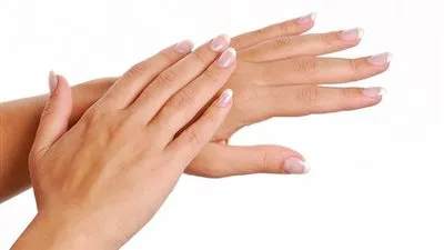 وصفة طبيعية للحفاظ على نعومة يديك في فصل الشتاء.. جربيها