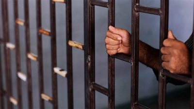 ضبط عاطلين لاتجارهما في النقد الأجنبي وبحوزتهما عملات محلية وأجنبية