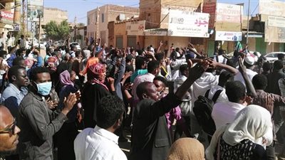 عاجل.. الشرطة السودانية تطلق النار على تظاهرة خلال تشييع جنازة أحد قتلى احتجاجات 