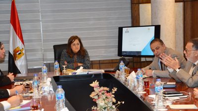 وزيرة التخطيط تلتقي رئيس جهاز المشروعات الصغيرة لبحث موقف المشروعات المستهدف تنفيذها