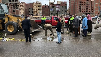 أعمال مكثفة لإصلاح ماسورتين مياه أغرقت شوارع المنصورة (صور)