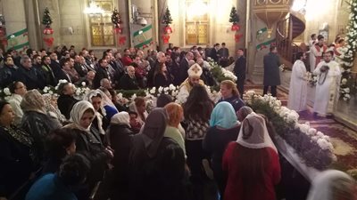 أباء الكنيسة المرقسية بالإسكندرية يرسمون أبناء الشعب القبطي بمياه اللقان