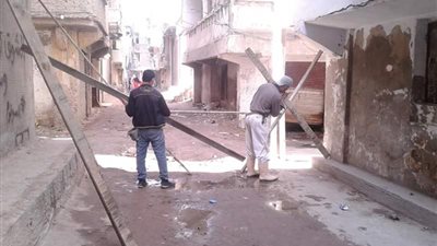 إخلاء عقارين آيلين للسقوط بكفرالدوار (صور)