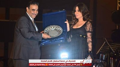 هشام الغزالي يكرم اليسا بحفلها الخيري (صور)