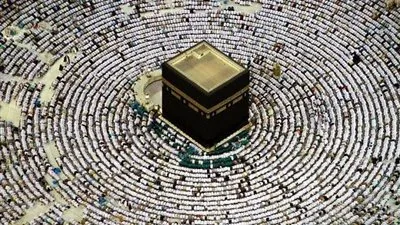 في ظاهرة تشاهد بالعين المجردة.. القمر يتعامد على الكعبة مساء اليوم