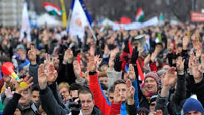 آلاف المجريين يتظاهرون ضد رئيس الوزراء وساعات العمل الإضافية