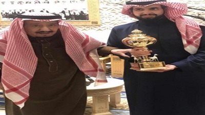 الملك سلمان يلتقط صورة مع ابنه سعود بعد فوز الفرس مجتاحة بكأس الملك فهد