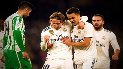 نجم ريال مدريد يصدم الفريق بتصرف مثير للجدل بعد الفوز على إشبيلية