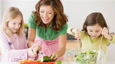 خطوات ونصائح تحبب طفلك في تناول الخضار.. اكتشفيها