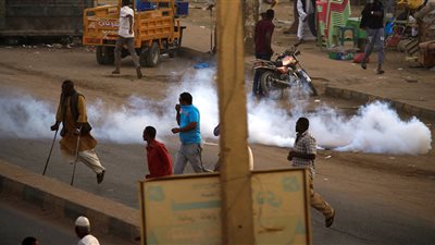 الشرطة السودانية تطلق قنابل الغاز على المحتجين