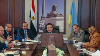 محافظ الإسكندرية يناقش آخر مستجدات طلبات تقنين أراضي أملاك الدولة 