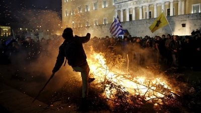 الشرطة اليونانية تطلق الغاز المسيل للدموع على محتجين في أثينا