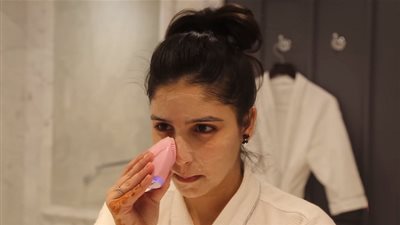 خطوات هامة للعناية ببشرتِك قبل النوم (فيديو)