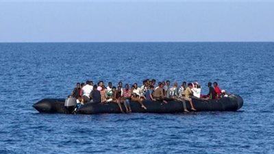 حرس الحدود البريطاني يصطحب قارب يحمل 8 مهاجرين إلى الشاطئ