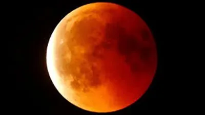 لهذا السبب يكسو اللون الأحمر القمر اليوم