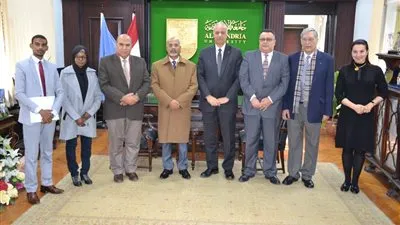 رئيس جامعة الإسكندرية يستقبل سفير تشاد (صور) 