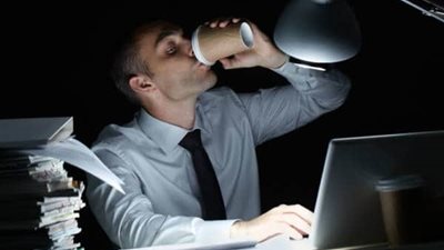 الزوج المدمن على العمل.. نصائح هامة للتعامل معه