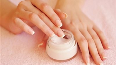 بالفيديو.. أفضل طريقة لترطيب وتنعيم اليدين 