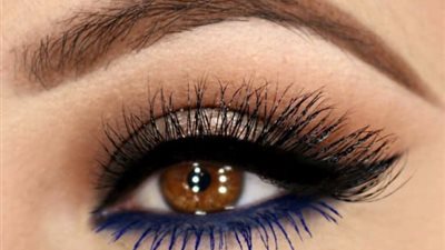 استخدمي الكحل الأزرق بهذه الطرق البسيطة 