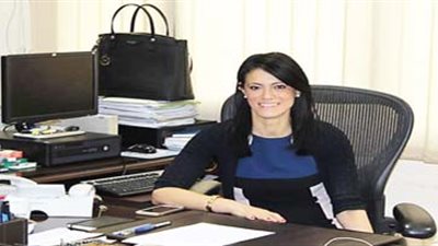 وزيرة السياحة تغادر مطار القاهرة للمشاركة في مؤتمر 