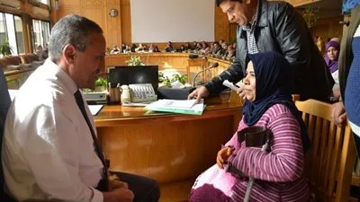 محافظ الإسماعيلية يستقبل المواطنيين ويناقش مشاكلهم (صور)