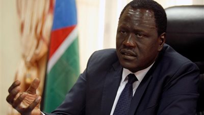 وزير نفط جنوب السودان يبدأ إصلاح آبار دمرتها الحرب الأهلية ويضخ النفط منها