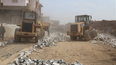 قنا تشن أكبر حملة لإزالة التعديات على أراضي أملاك الدولة بالمحروسة ودندرة (صور)