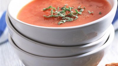 حضري شوربة الطماطم بالفلفل الرومي والبصل المشوي