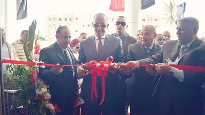 محافظ البحر الأحمر يفتتح مبنى حي جنوب مدينة الغردقة (صور)