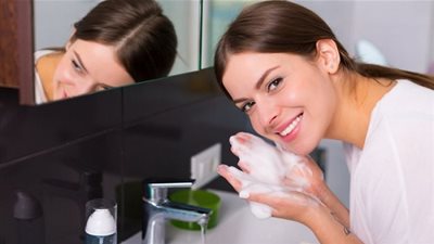 إليكِ مواصفات اختيار منظفات البشرة للبشرة الجافة