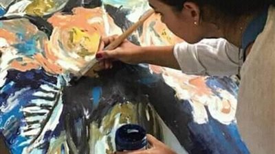 طالبة تُبدع في الرسم بالرصاص والفحم وتتمني تخليد 