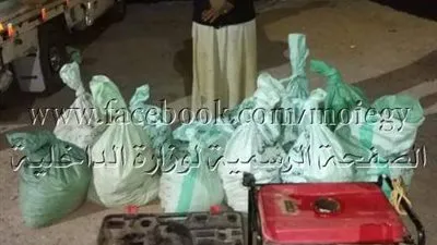 ضبط شخص بحوزته طن من أحجار الكوارتز التي تحوى خام الذهب بمرسى علم