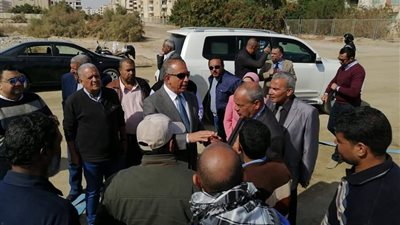 محافظ البحر الأحمر يتفقد امتداد طريق عمارات الإسكان الاجتماعي بالغردقة (صور)