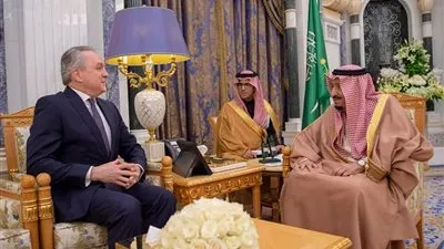 الملك سلمان يستقبل السفير البرازيلي فلافيو ماريغا