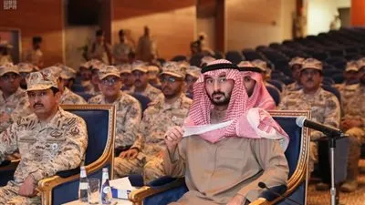 وزير الحرس الوطني يتفقد كلية الملك خالد العسكرية ومدينة الأمير بدر السكنية
