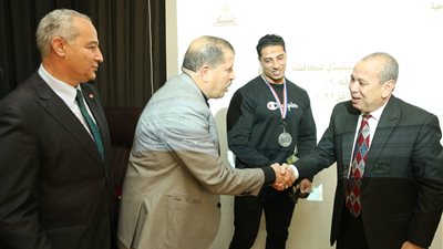 محافظ كفرالشيخ يكرم الحاصل على المركز الثاني عالمياً في كمال الأجسام وفريق التايكوندو
