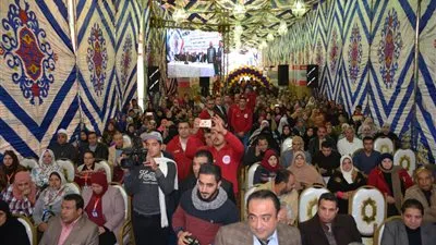 محافظ الدقهلية يكرم عمال النظافة بميت غمر ويسلم مساعدات عينية وجهاز عرائس لـ170 حالة بأجا (صور)