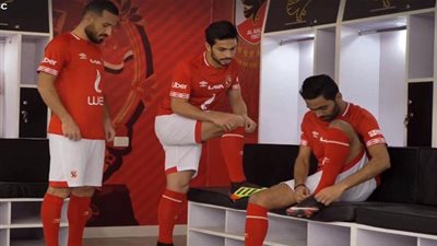 بالصور.. الأهلي يعلن عن قميص الفريق الجديد
