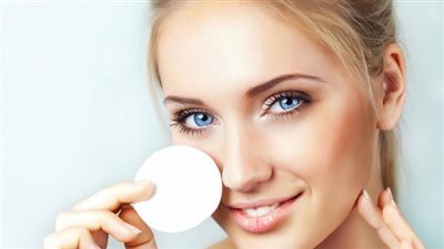 نصائح للعناية بالبشرة الدهنية والتخلص من الحبوب وآثارها (فيديو)