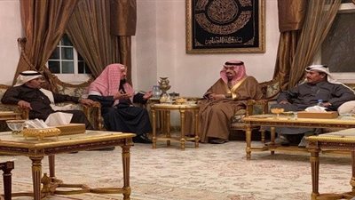 أمير الرياض ونائبه يقدمان العزاء للشيخ المنيع