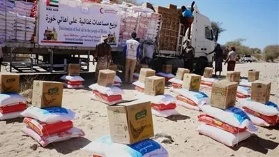 الهلال الأحمر الإماراتي يوزع 50 طن مساعدات غذائية في شبوة